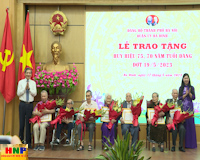 Quận ủy Ba Đình trao tặng Huy hiệu Đảng đợt 19/5 cho 480 đồng chí đảng viên lão thành